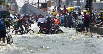 കനത്ത മഴ: ബെംഗളൂരു നഗരത്തില്‍ വെള്ളപ്പൊക്കം, ഗതാഗതക്കുരുക്ക്; റോഡില്‍ ബോട്ടുകള്‍