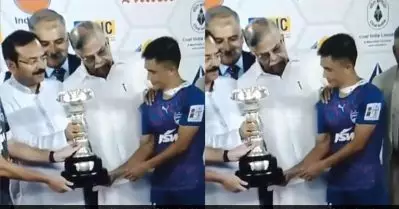 ജയിച്ചത് നീയാവും പക്ഷേ ഫോട്ടോ എന്റേത് വരണം; ഛേത്രിയെ തള്ളി മാറ്റി ഫോട്ടോക്ക് പോസ് ചെയ്ത് ബംഗാള്‍ ഗവര്‍ണര്‍; വീഡിയോ