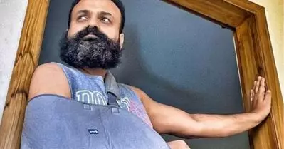 എന്റെ കൈ ഒടിഞ്ഞെന്ന് കുഞ്ചാക്കോ ബോബന്‍, ന്നാ താന്‍ കേസ് കൊടെന്ന് സോഷ്യല്‍ മീഡിയ