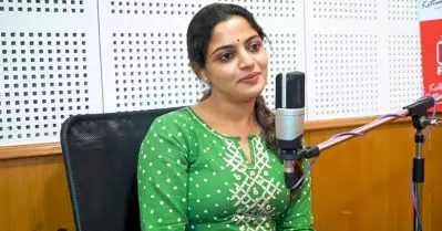 അച്ഛന്‍ പഴയ നക്‌സലൈറ്റ് മൂവ്‌മെന്റിന്റെ ഭാഗമായിരുന്നു; ചേച്ചി എസ്.എഫ്.ഐയും; രാഷ്ട്രീയം പറഞ്ഞാല്‍ അവസരം നഷ്ടപ്പെടുമെന്ന ഭയമില്ല: നിഖില വിമല്‍