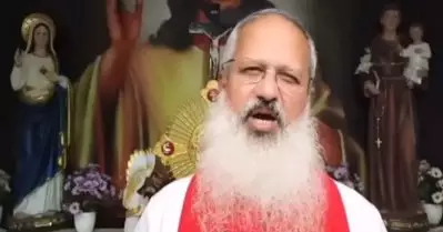 ഓണാഘോഷം സാത്താന്റെ ശൈലി; ഈശോയെ അവഗണിച്ച് യഥാര്‍ത്ഥ ബലിയല്ലാത്ത ഒരാളെ വരവേല്‍ക്കുന്നത് ശരിയല്ല; ഫാ. തോമസ് വാഴച്ചാരിക്കലിന്റെ പ്രസംഗത്തിനെതിരെ വിമര്‍ശനം