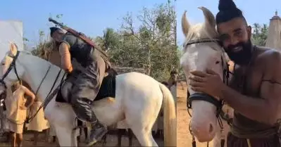 ഒരു റോപ്പിന്റെ സഹായവും ആവശ്യമില്ല; അനായാസം കുതിരപ്പുറത്ത് ചാടിക്കയറി, അതിവേഗം സഞ്ചരിച്ച് സിജു വില്‍സണ്‍; വീഡിയോ