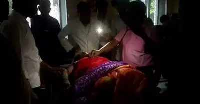 ആശുപത്രിയില്‍ കറണ്ടില്ല; രോഗിയെ മൊബൈല്‍ ടോര്‍ച്ചിന്റെ വെളിച്ചത്തില്‍ ചികിത്സിച്ച് യു.പിയിലെ ആശുപത്രി