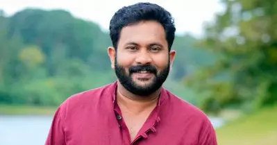 അദ്ദേഹം ഒരു ഗ്രേറ്റ് ആക്ടറാണ്, പുള്ളി അഭിനയിച്ച് കാണിക്കുന്നത് നോക്കി കോപ്പിയടിക്കുകയേ ചെയ്യാനുള്ളൂ: അജു വര്‍ഗീസ്