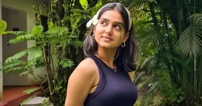 സംസ്‌കാരവും പാരമ്പര്യവും മറന്നോ, അമ്മാവന്‍ വസന്തങ്ങള്‍ എണീറ്റില്ലേയെന്ന് മറുപടി; അനശ്വരയുടെ പോസ്റ്റിലെ വിദ്വേഷ കമന്റുകള്‍ക്ക് കിടിലന്‍ മറുപടികള്‍