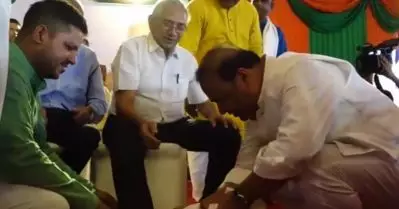 മുതിർന്ന ബി.ജെ.പി നേതാക്കളുടെ കാല് കഴുകി തുടച്ച് അസം മുഖ്യമന്ത്രി; അഭിമാന നിമിഷമെന്ന് പ്രതികരണം