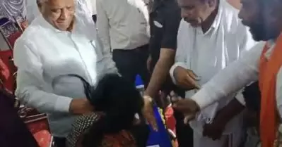കര്‍ണാടകയില്‍ പൊതുവേദിയില്‍ യുവതിയുടെ മുഖത്തടിച്ച് ബി.ജെ.പി മന്ത്രി; വീഡിയോ