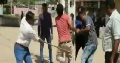 ഗര്‍ബ ചടങ്ങിന് നേരെ കല്ലെറിഞ്ഞെന്ന് ആരോപണം; മുസ്‌ലിം യുവാക്കളെ തടഞ്ഞുവെച്ച് മര്‍ദിച്ച് പൊലീസ്, കയ്യടിച്ച് ജനങ്ങള്‍