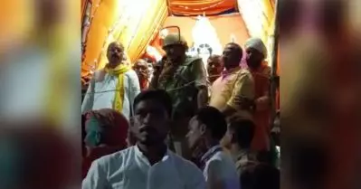 വീടുകള്‍ ഇടിച്ചുനിരത്തും, പൂജ മുടക്കിയാല്‍ പോകേണ്ടി വരിക ശവക്കല്ലറയിലേക്ക്; ദുര്‍ഗ പൂജക്കിടെ പൊലീസുകാരന്റെ വിദ്വേഷ പ്രസംഗം