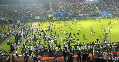 ഫാന്‍സ് തമ്മില്‍ ഏറ്റുമുട്ടല്‍, പൊലീസിന്റെ ലാത്തിചാര്‍ജ്; ഫുട്‌ബോള്‍ ഗ്രൗണ്ടില്‍ ചതഞ്ഞരഞ്ഞ് നൂറിലേറെ മരണം