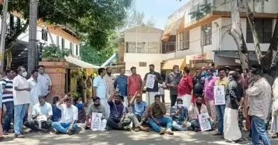 കോടിയേരിയെ അപമാനിച്ച് പോസ്റ്റിട്ട സംഭവം; പൊലീസ് സ്റ്റേഷന്‍ ഉപരോധിച്ച് സി.പി.ഐ.എം