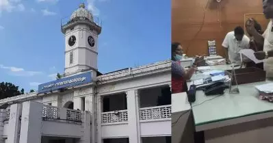 ഹിജാബ് അഴിച്ചില്ലെങ്കില്‍ ആധാര്‍ കാര്‍ഡിനുള്ള അപേക്ഷയില്‍ ഒപ്പിടില്ലെന്ന് പാലക്കാട് നഗരസഭാ സെക്രട്ടറി; കൗണ്‍സിലര്‍മാരുടെ പ്രതിഷേധം