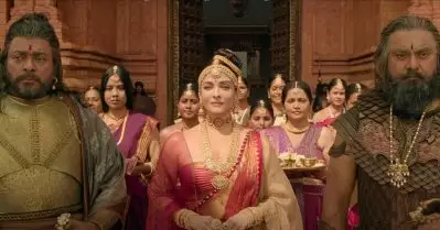 ഇവിടെ ഞാന്‍ പറയുന്നതേ നടക്കൂ; രാജകീയ ശൗര്യവുമായി സുന്ദര ചോളന്‍, പ്രൗഢഗംഭീരമായി നന്ദിനി