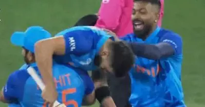 രോഹിത്തിനെ ഇത്രയും സന്തോഷിച്ച് ഒരിക്കല്‍ പോലും കണ്ടിട്ടില്ല, കളിക്കളത്തില്‍ കണ്ണുനീര്‍ വീഴ്ത്തിയ വിരാടിനെയും; ഇതാ ഇന്ത്യ…..