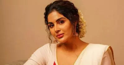 തെലുങ്കില്‍ നടന്മാരോടും നടിമാരോടും ഒരേ ബഹുമാനമാണ്, മലയാളത്തില്‍ അങ്ങനെയല്ല; പൊട്ടിപ്പൊളിഞ്ഞ വാഷ് റൂം കാണിച്ചിട്ട്, ഇതേ തരാന്‍ പറ്റുകയുള്ളു എന്ന് പറഞ്ഞിട്ടുണ്ട്: സംയുക്ത മേനോന്‍