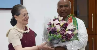 തിരിച്ചുവരവിലും ചരിത്രത്തിലെ തന്നെ ഏറ്റവും വലിയ പരാജയത്തിലും കോണ്‍ഗ്രസിനെ നയിച്ച സോണിയ ഖാര്‍ഗെക്ക് ബാറ്റണ്‍ കൈമാറും