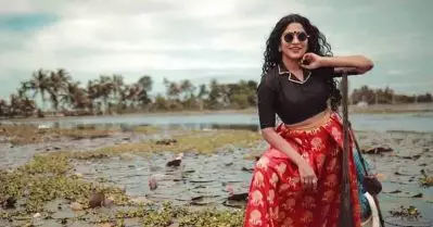 എ സര്‍ട്ടിഫിക്കറ്റ് കിട്ടിയെന്ന് വെച്ചിട്ട് അതിന് അര്‍ത്ഥം ബ്ലൂ ഫിലിം എന്നല്ല, ആളുകള്‍ വിചാരിക്കുന്ന പോലെ സുഖമുള്ള ഫീലല്ല ലിപ് ലോക്ക് സീന്‍ ചെയ്യുമ്പോള്‍ കിട്ടുക: സ്വാസിക