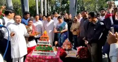 ക്ഷേത്രാകൃതിയില്‍ ഹനുമാന്‍ രൂപമുള്ള കേക്ക് മുറിച്ച് കമല്‍നാഥ്; ഹിന്ദുമത വികാരം വ്രണപ്പെടുത്തിയെന്ന് ബി.ജെ.പി