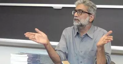 പൊലീസുകാര്‍ക്ക് 2.40 ലക്ഷം നല്‍കണമെന്ന് സുപ്രീം കോടതി വ്യവസ്ഥ; ഭീമാ കൊറേഗാവ് കേസില്‍ ഗൗതം നവ്‌ലാഖ വീട്ടുതടങ്കലിലേക്ക്