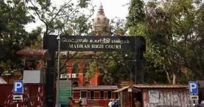 എട്ട് ലക്ഷം വരുമാനമുള്ളവര്‍ക്ക് സംവരണം ലഭിക്കുമെങ്കില്‍ രണ്ടര ലക്ഷമുള്ളവര്‍ എന്തിന് ആദായനികുതി അടക്കണം? കേന്ദ്രത്തിന് നോട്ടീസയച്ച് മദ്രാസ് ഹൈക്കോടതി