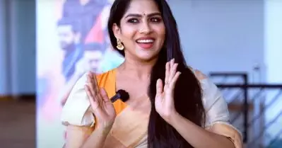 ആലിയയുടെയും ദീപികയുടെയും സിനിമകള്‍ കണ്ട് കയ്യടിക്കുന്നവരാണ് മലയാളികള്‍, ഇവിടെ ഒരാള്‍ അങ്ങനെ ചെയ്താല്‍ അംഗീകരിക്കില്ല: സ്വാസിക