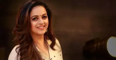 നമ്മളെ പോലുള്ളവരുടെ ഇടയില്‍ നിന്നും ഒരാള്‍ സിനിമയില്‍ വന്നില്ലേയെന്ന് അവര്‍ ചോദിച്ചു, അത് കേട്ട് ഞാന്‍ പിന്നെയും കരയും: ഭാവന