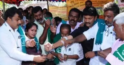 ‘കര്‍ഷകരെ വഞ്ചിച്ചു’; കര്‍ണാടക മുഖ്യമന്ത്രിയുടെ പ്രതിമയില്‍ രക്താഭിഷേകം നടത്തി കര്‍ഷക പ്രതിഷേധം