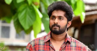 കല്‍പ്പണി പഠിച്ച് നിന്നെ പോലെയാകാനല്ലേ, നിന്റെ വീട്ടില്‍ എ.സി ഉണ്ടോടാ എന്ന് പണിക്കാരനോട് ചോദിച്ചു: ധ്യാന്‍ ശ്രീനിവാസന്‍