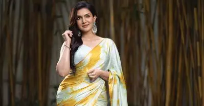 സ്ലീവ്‌ലെസും ഷോട്ട്സുമൊക്കെ ഇട്ട് അഭിനയിക്കാന്‍ അന്നെനിക്ക് ബുദ്ധിമുട്ടായിരുന്നു, അതിലൊന്നും മോശമില്ലെന്ന് കുറേക്കഴിഞ്ഞാണ് തിരിച്ചറിയുന്നത്: ഹണി റോസ്