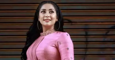 പൊളിറ്റിക്‌സില്‍ ഒക്കെ കാണുന്ന ട്രിക്കി ഗെയിം പോലെയൊന്ന് എനിക്ക് നേരെ ഉണ്ടായി, ചീത്തവിളി വരെ വന്നു: നവ്യ നായര്‍