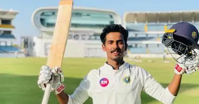 ആദ്യഘട്ട ലേലത്തില്‍ രോഹന്‍ കുന്നുമ്മല്‍ ക്ലീന്‍ ബൗള്‍ഡ്