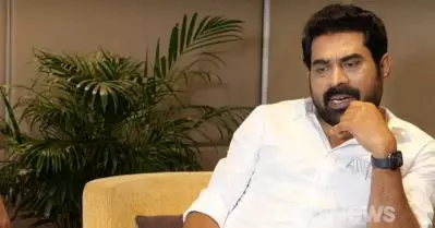 ആ കുട്ടി ഇങ്ങോട്ട് വന്നിട്ടും എന്താണ് ഇങ്ങനെ നിക്കുന്നത്, നിനക്ക് പ്രണയം വരില്ല; റൊമാന്റിക് പാട്ടിന് വന്ന പ്രതികരണങ്ങളെ കുറിച്ച് സുരാജ്