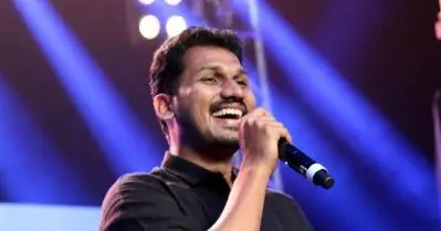 ലിസ്റ്റിനെ, നിങ്ങളിവിടെ കാണുമോ എന്ന് ചോദിച്ചല്ല ഇന്‍കം ടാക്‌സുകാര്‍ വന്നത്: ലിസ്റ്റിന്‍ സ്റ്റീഫന്‍