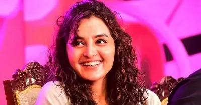 സ്‌ക്രീനില്‍ കാണുമ്പോള്‍ എന്റെ കഥാപാത്രങ്ങള്‍ എനിക്കാസ്വദിക്കാന്‍ പറ്റാറില്ല, കുറ്റങ്ങളും കുറവുകളും മാത്രമേ കാണൂ: മഞ്ജു വാര്യര്‍