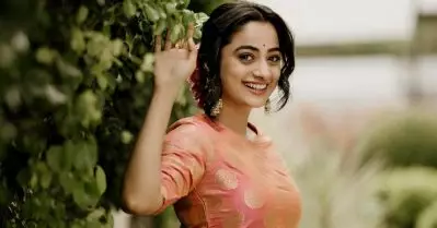 എന്നെ കാണാനായി ദൂരെ നിന്നും ആ കുട്ടി വന്നു, അവളുടെ ചോദ്യം കേട്ട് എനിക്ക് ചിരിവന്നു: നമിത പ്രമോദ്