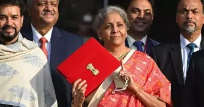 ഞാനുമൊരു മിഡില്‍ ക്ലാസ്, അവരുടെ പ്രയാസങ്ങളറിയാം: നിര്‍മല സീതാരാമന്‍