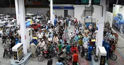 പെട്രോള്‍- ഡീസല്‍ വില സര്‍വ്വകാല റെക്കോര്‍ഡില്‍; ലിറ്ററിന് 35 രൂപ കൂട്ടി, പ്രതിസന്ധിയില്‍ കൂപ്പുകുത്തി പാകിസ്ഥാന്‍