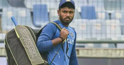 കയ്യാലപ്പുറത്തെ തേങ്ങ പോലെ; സഞ്ജുവിന് കടന്നുകൂടാന്‍ തോല്‍പിച്ചവര്‍ കനിയണം