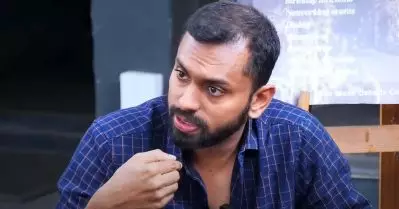 താരങ്ങള്‍ക്കൊപ്പം ഇരിക്കാന്‍ കൊതിച്ചിട്ടുണ്ട്, എന്നാല്‍ അഭിമുഖത്തില്‍ നിന്നും മാറ്റിനിര്‍ത്തി: ഷാരിസ് മുഹമ്മദ്