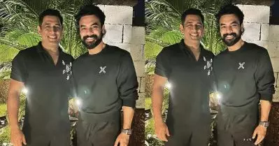 ക്യാപ്റ്റന്‍ കൂളിനൊപ്പം കൂളായി ടൊവിനോ; വൈറലായി ചിത്രം