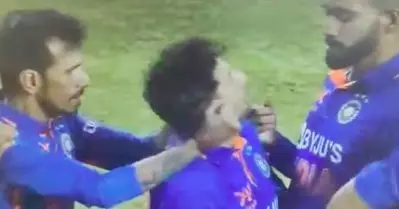 അപ്പുറത്ത് ക്യാപ്റ്റന്‍ തൊണ്ടപൊട്ടിക്കുമ്പോള്‍ ദേ ഇവിടെ… ഇമ്മാതിരി ഒരു പെയറിനെ ക്രിക്കറ്റില്‍ കാണാന്‍ കിട്ടില്ല; കുല്‍ച ഈസ് ലവ്