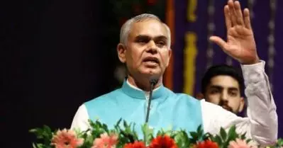 ചാണകവും ഗോമൂത്രവും കർഷകരുടെ സൗഭാഗ്യം; ഇവയിലേക്ക് ശർക്കരയും പയറും ചേർത്താൽ കൂടുതൽ ഉത്തമം; ഗുജറാത്ത്‌ ഗവർണർ