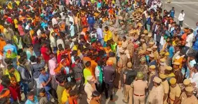 ജല്ലിക്കെട്ടിന് അനുമതിയില്ല; തമിഴ്‌നാട്ടില്‍ ദേശീയപാത ഉപരോധവും പൊലീസ് വാഹനങ്ങള്‍ക്ക് നേരെ കല്ലേറും