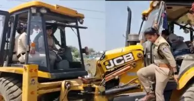 കൂട്ടബലാത്സംഗക്കേസ് പ്രതിയുടെ വീട് വനിതാ പൊലീസ് ഇടിച്ചുനിരത്തി; വീഡിയോ