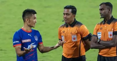 ഐ.എസ്.എൽ ഛേത്രിക്കൊരു ‘കപ്പ് പദ്ധതി’യാകുന്നെന്ന് ആരാധകർ; മുംബൈക്ക് കോർണർ നിഷേധിച്ചെന്ന് ആരോപണം