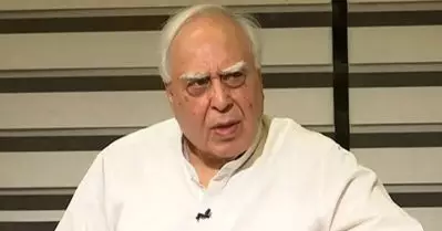 ഇടുന്ന വസ്ത്രത്തിന്റെ പേരിൽ പോലും ജനങ്ങളെ വേർതിരിച്ചു കാണുന്ന സർക്കാരാണ് കേന്ദ്രം ഭരിക്കുന്നത്; ഭയപ്പെടുത്തുകയാണ് ബി.ജെ.പിയുടെ ലക്ഷ്യം : കപിൽ സിബൽ