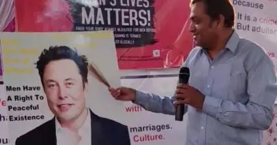 ഇലോണ്‍ മസ്‌കിന് പൂജ നടത്തി പുരുഷാവകാശ പ്രവര്‍ത്തകര്‍; ഫെമിനിസ്റ്റുകള്‍ വിദ്യാഭ്യാസമില്ലാത്തവരെന്ന് പരാമര്‍ശം