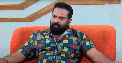 ലാലേട്ടന്‍ ഇറിട്ടേറ്റഡായിരുന്നു; ഒറ്റ ടേക്കില്‍ ചെയ്യാന്‍ പറഞ്ഞതോടെ എന്റെ കണ്ണ് തള്ളി: ടിനി ടോം