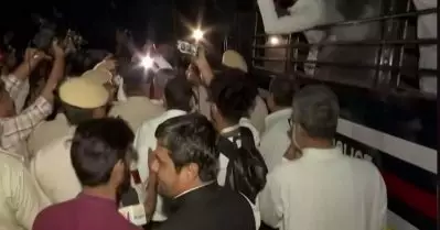 രാഹുല്‍ ഗാന്ധിക്ക് ഐക്യദാര്‍ഢ്യം; കോണ്‍ഗ്രസ് പ്രവര്‍ത്തകരുടെ പ്രതിഷേധത്തെ വിലക്കി ദല്‍ഹി പൊലീസ്; നേതാക്കളടക്കം അറസ്റ്റില്‍