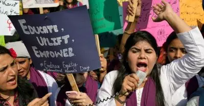 ഈ രാജ്യം സ്ത്രീ വിരുദ്ധത നിറഞ്ഞ രാജ്യമാണ്; പാകിസ്ഥാനില്‍ ഔറത്ത് മാര്‍ച്ച് സംഘടിപ്പിച്ച് സ്ത്രീകള്‍
